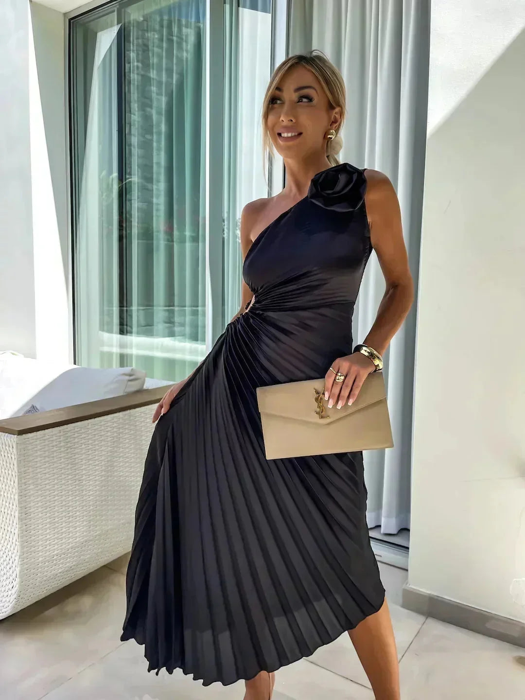 Robe midi asymétrique plissée découpe et fleur | ROBEMODE