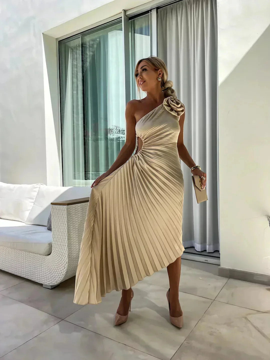 Robe midi asymétrique plissée découpe et fleur | ROBEMODE