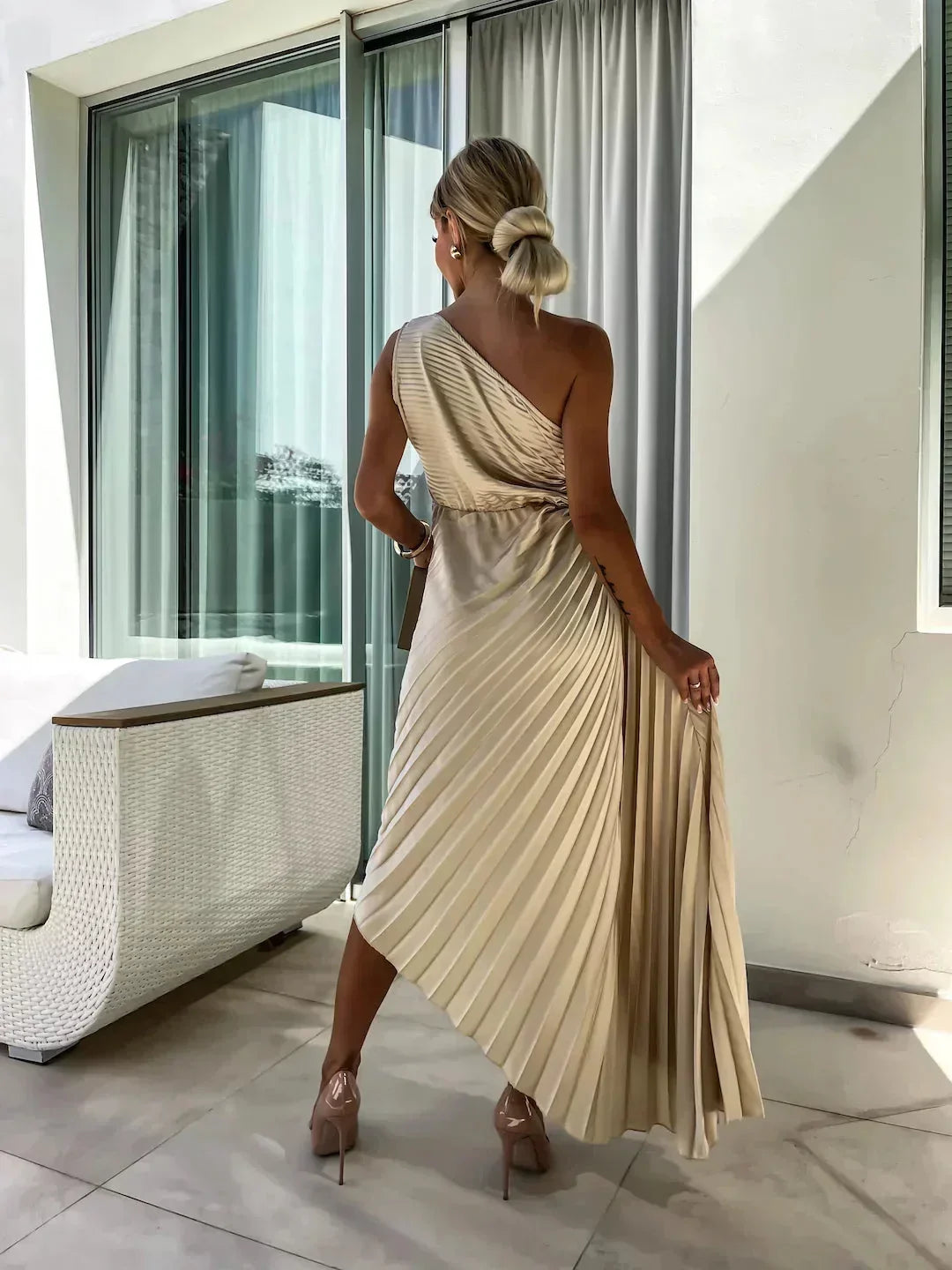 Robe midi asymétrique plissée découpe et fleur | ROBEMODE