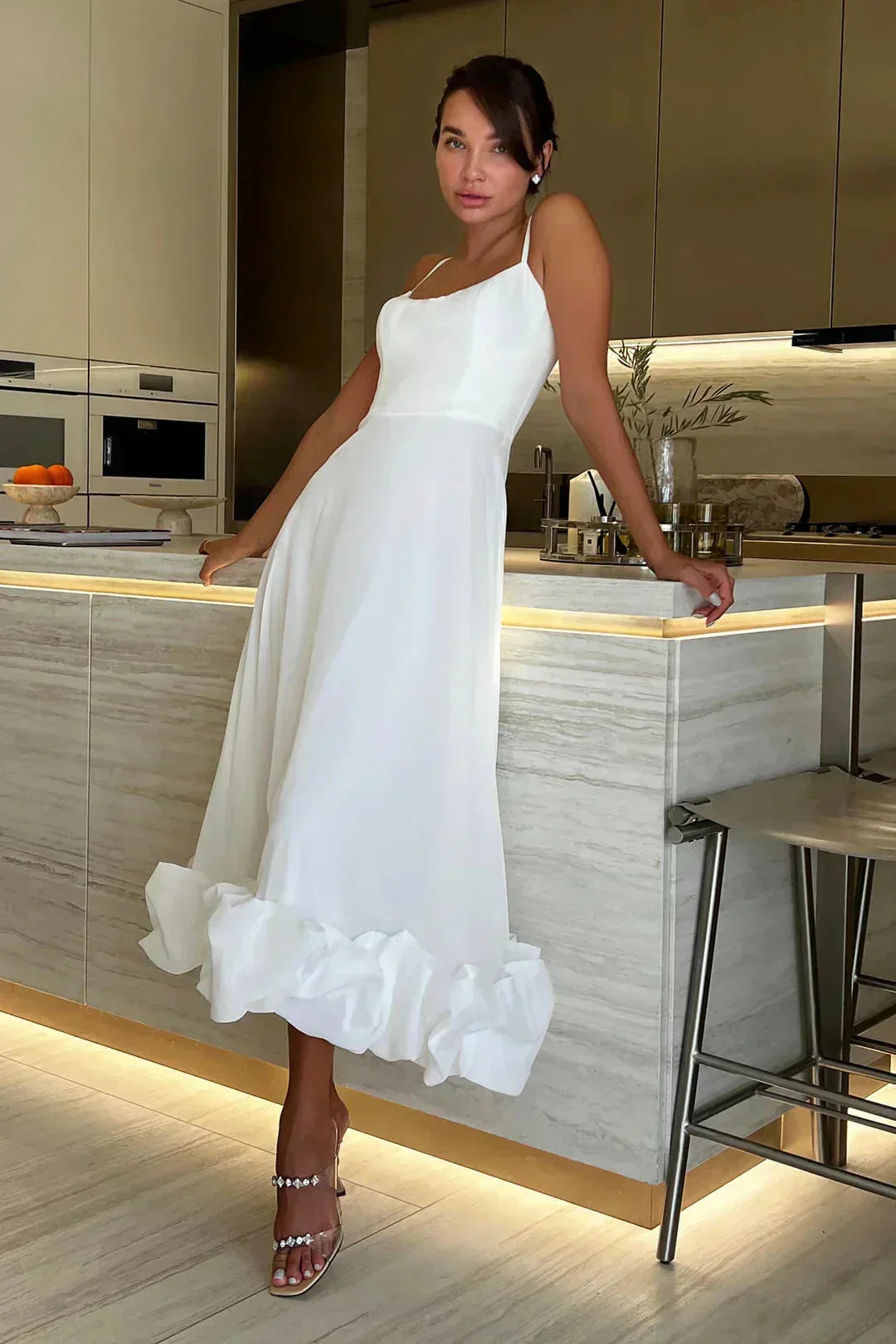 Robe midi femme blanche volants bretelles fines | Coupe féminine + Style élégant + Facile à accessoiriser – ROBEMODE