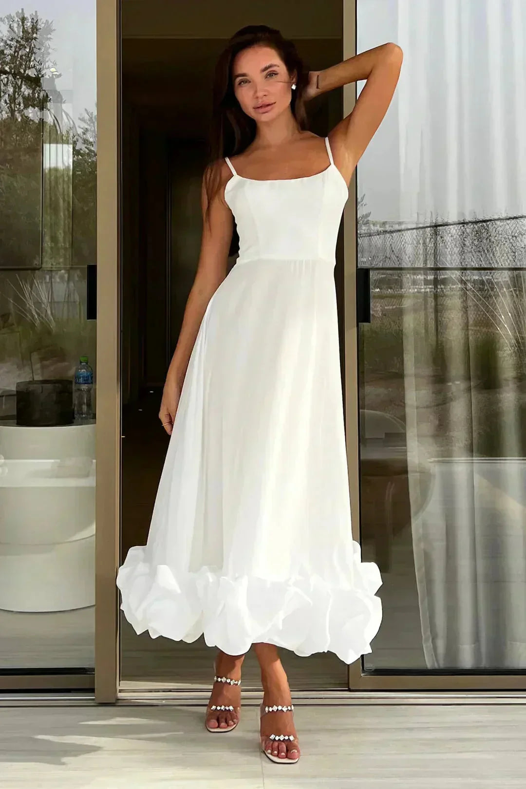 Robe midi femme blanche volants bretelles fines | Coupe féminine + Style élégant + Facile à accessoiriser – ROBEMODE