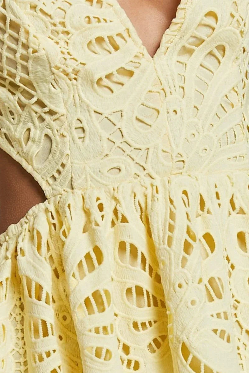 Robe midi dentelle col V manches bouffantes pour événement été | Coupe féminine + Style élégant + Facile à accessoiriser – ROBEMODE