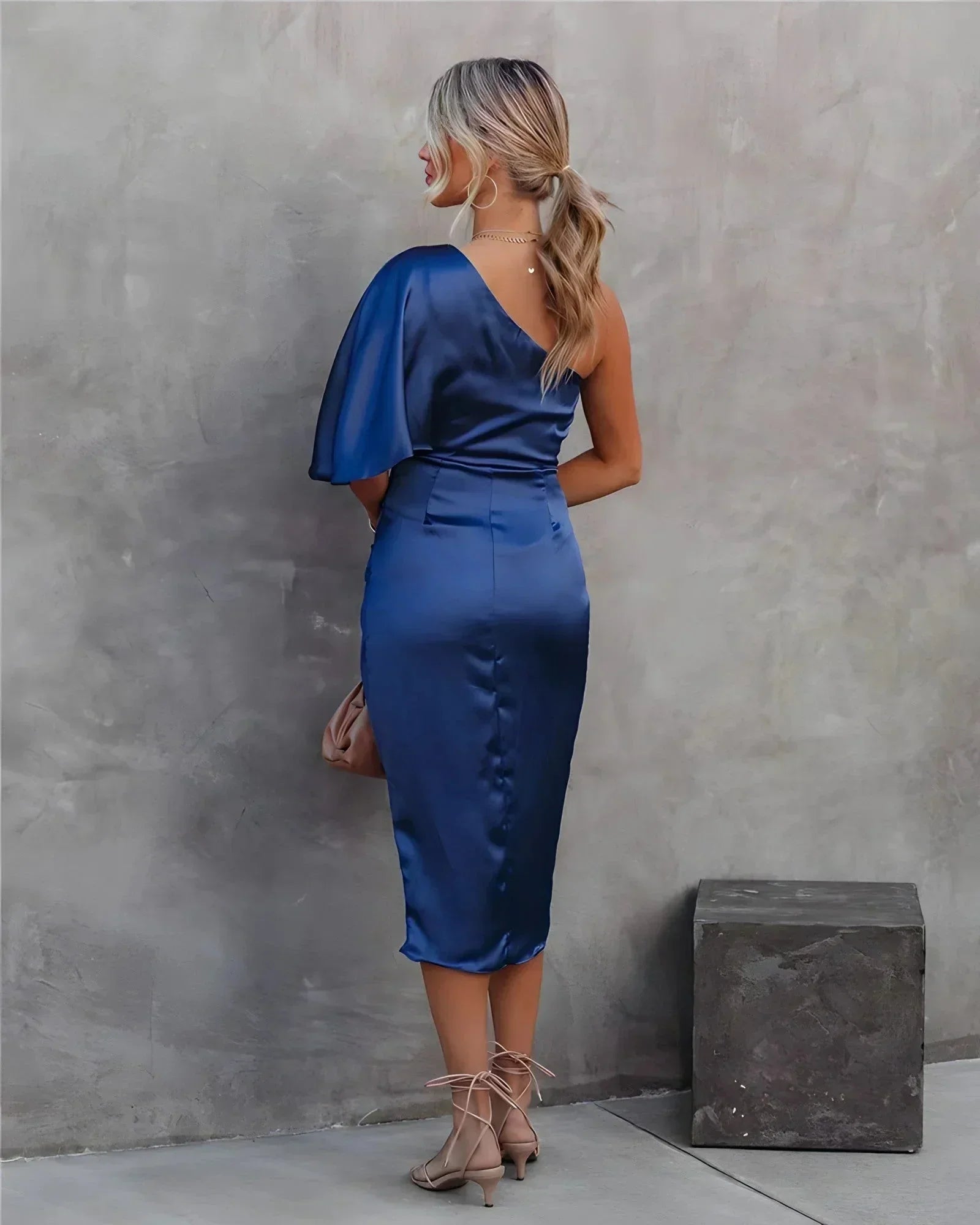 Robe midi asymétrique drapée effet satiné | ROBEMODE