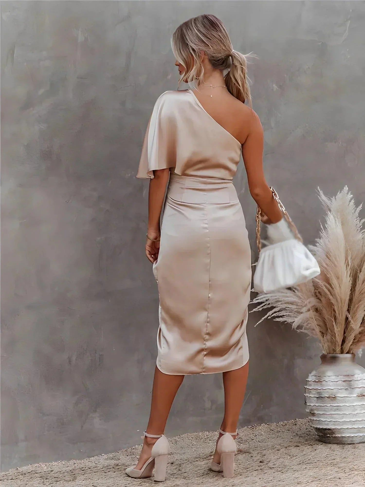 Robe midi asymétrique drapée effet satiné | ROBEMODE
