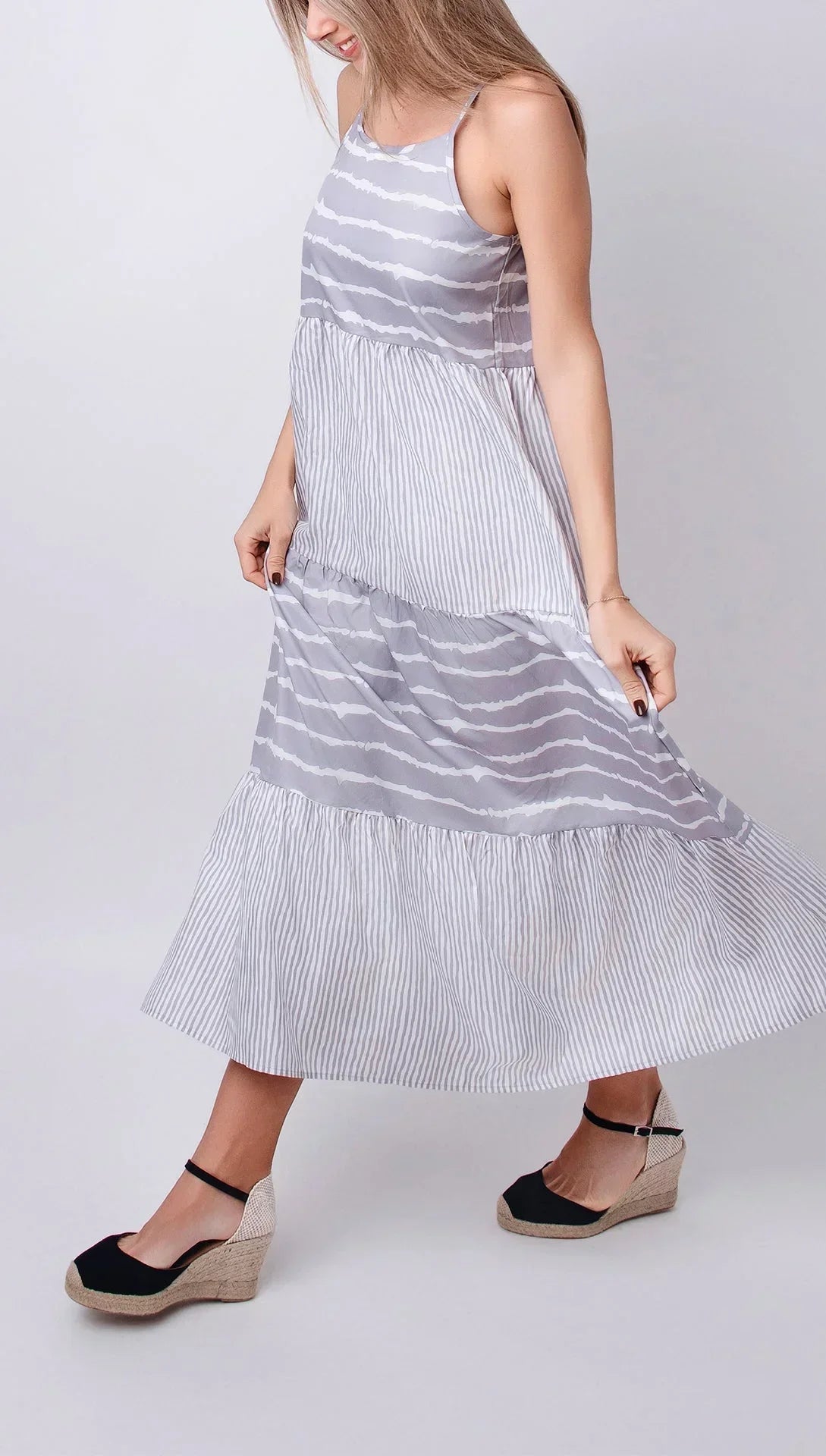 Robe longue femme grise rayée avec volants pour l'été | Coupe féminine + Style élégant + Facile à accessoiriser – ROBEMODE