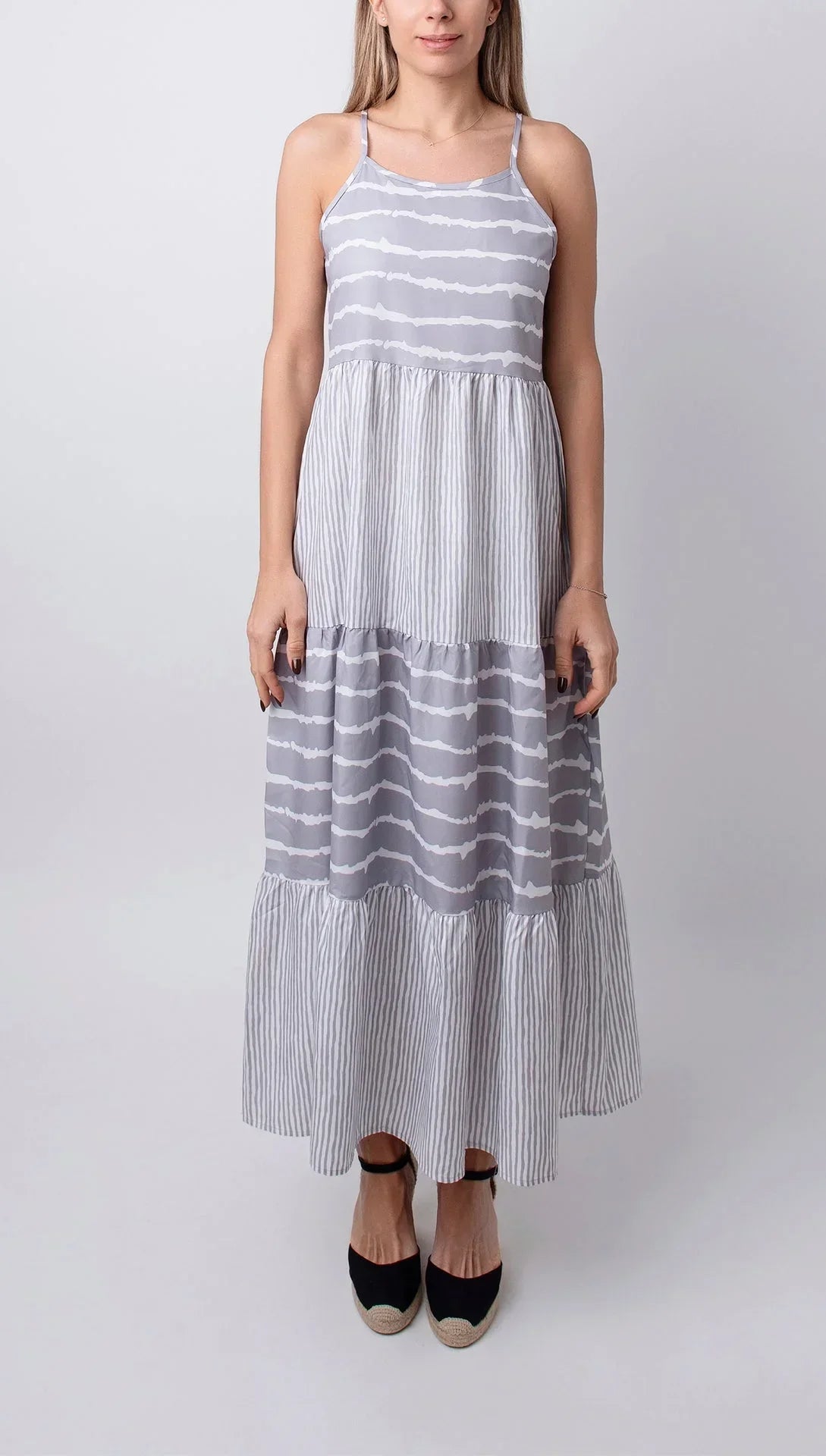 Robe longue femme grise rayée avec volants pour l'été | Coupe féminine + Style élégant + Facile à accessoiriser – ROBEMODE