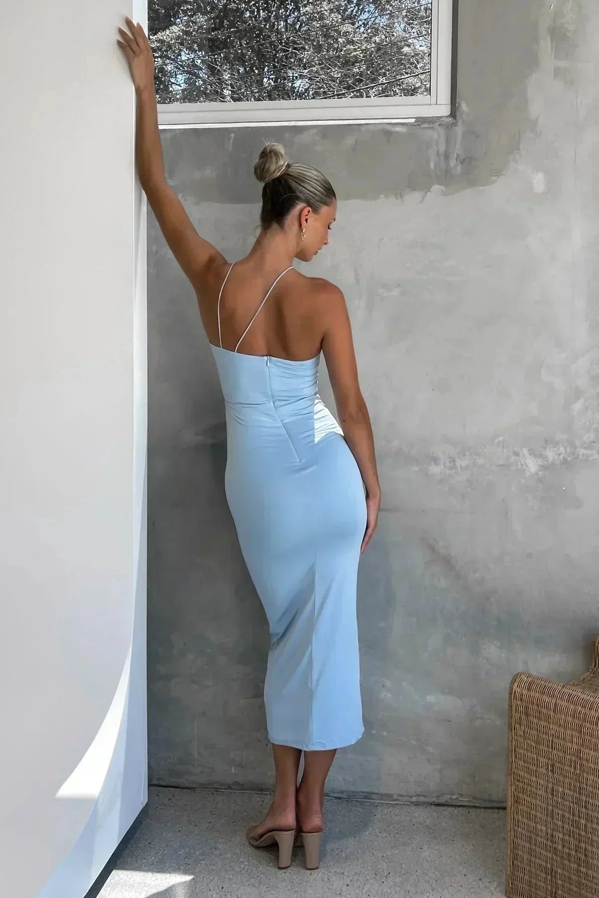 Robe midi moulante col asymétrique détail fleur | ROBEMODE