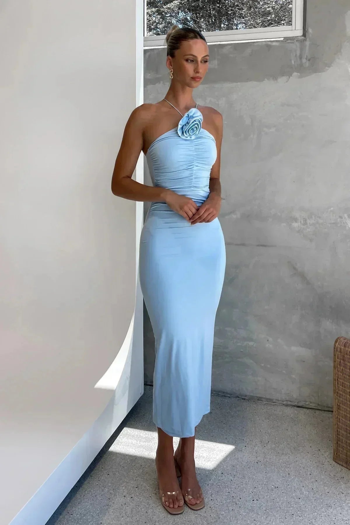 Robe midi moulante col asymétrique détail fleur | ROBEMODE