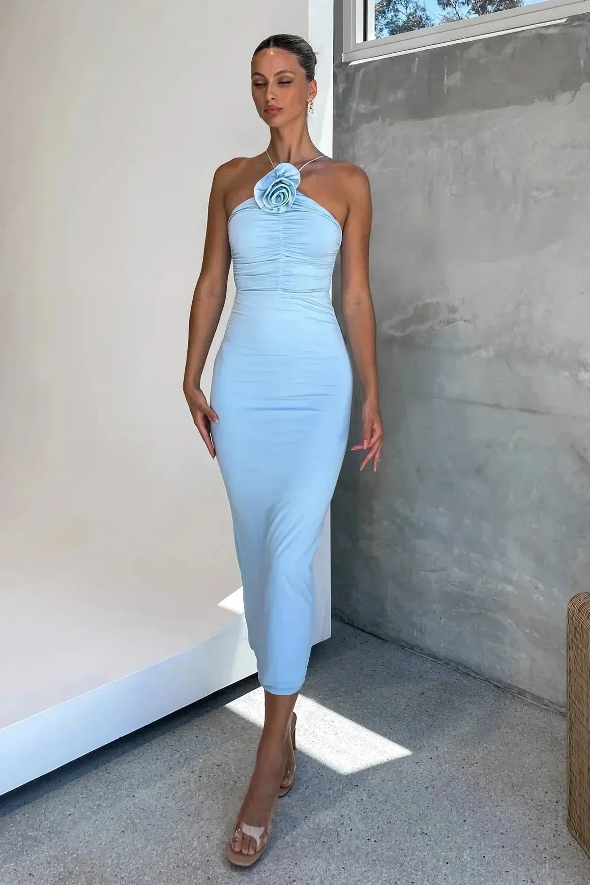 Robe midi moulante col asymétrique détail fleur | ROBEMODE