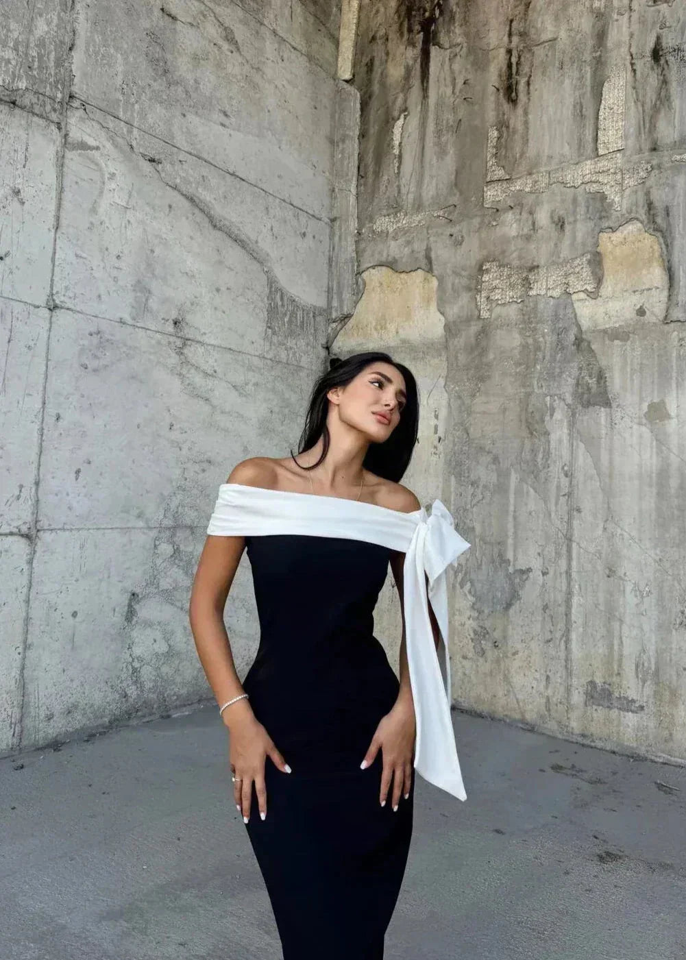 Robe Midi Noire Asymétrique Épaule Dénudée Nœud 1 Coloris | ROBEMODE