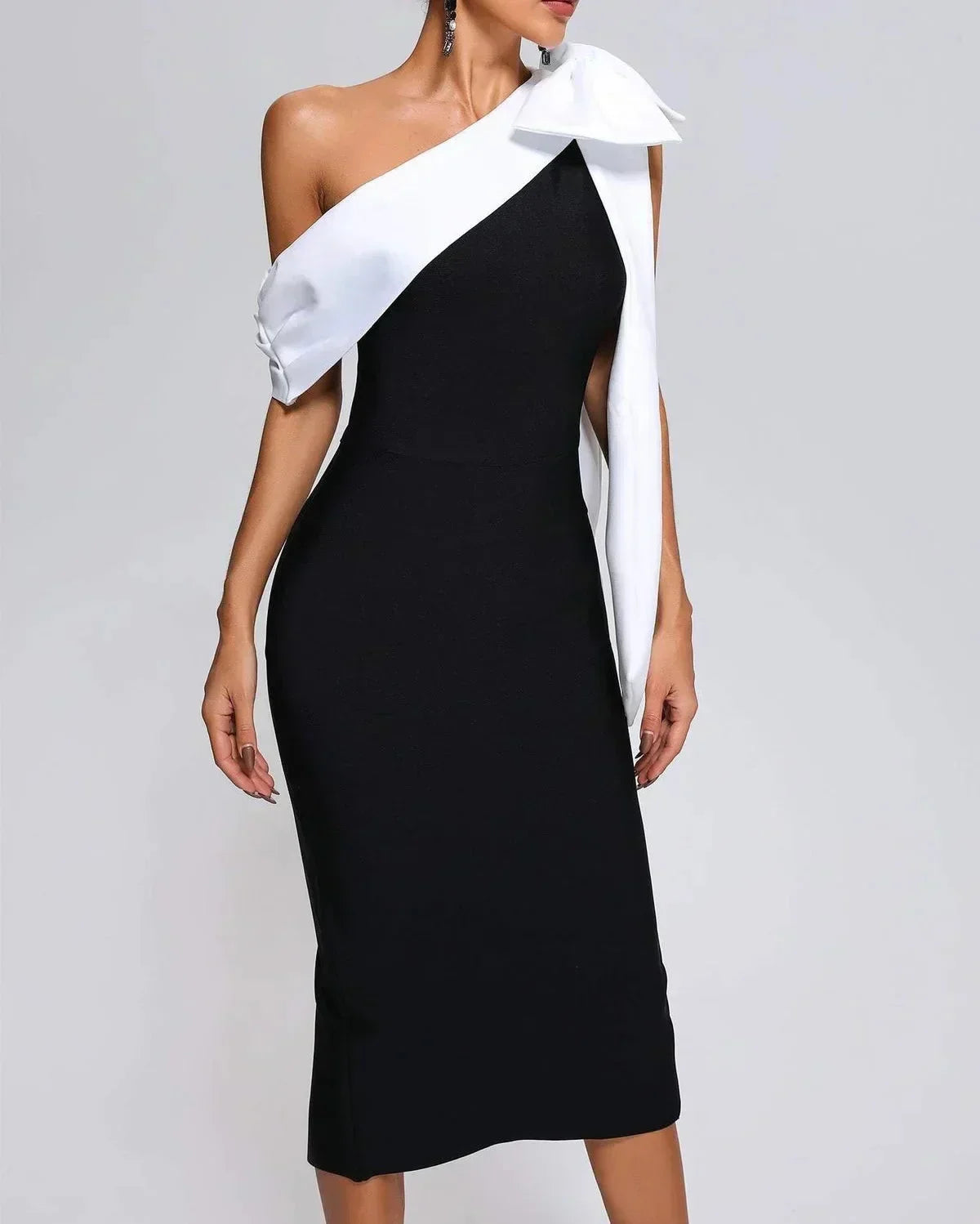 Robe Midi Noire Asymétrique Épaule Dénudée Nœud 1 Coloris | ROBEMODE