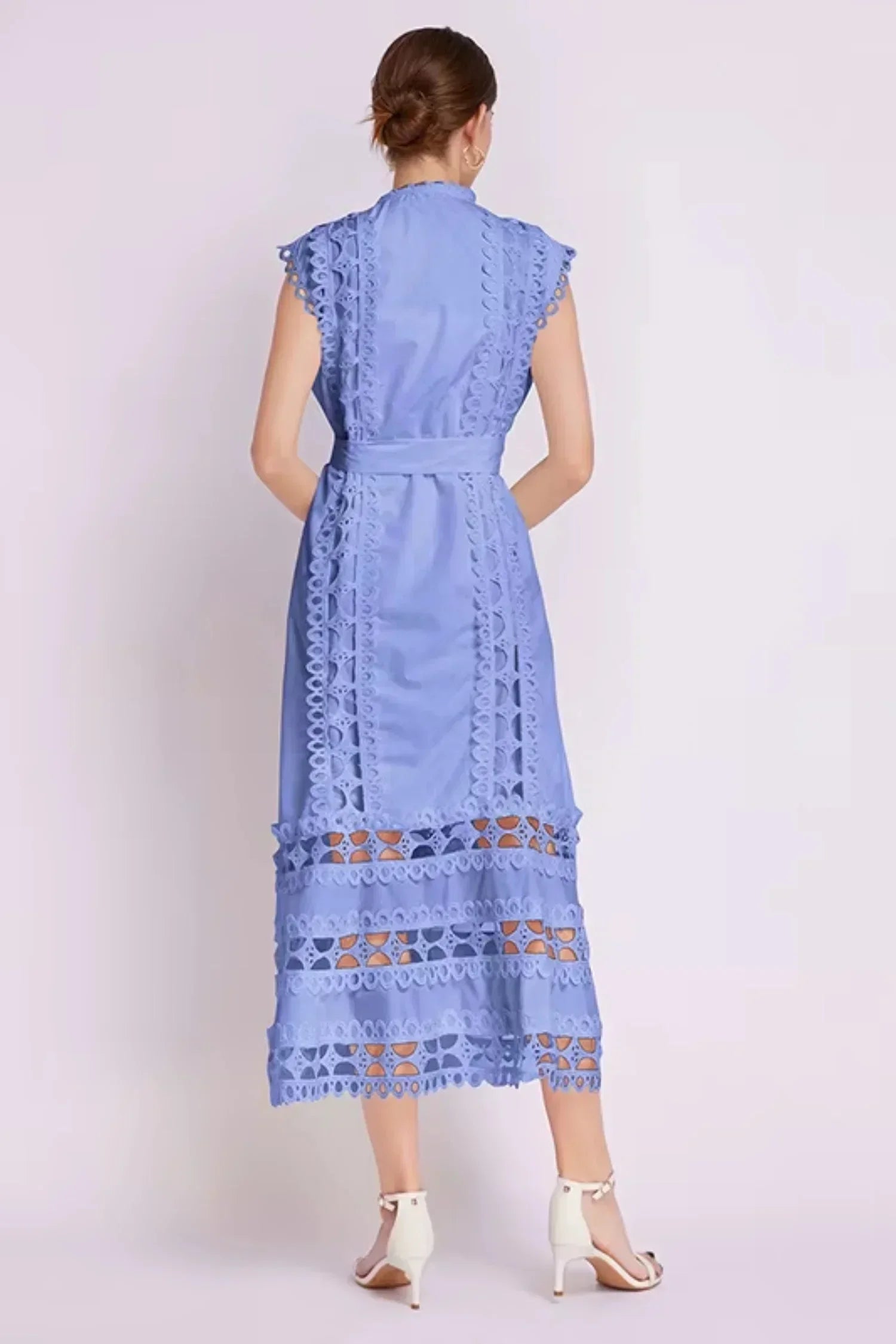 Robe midi noire sans manches avec dentelle et ceinture | ROBEMODE