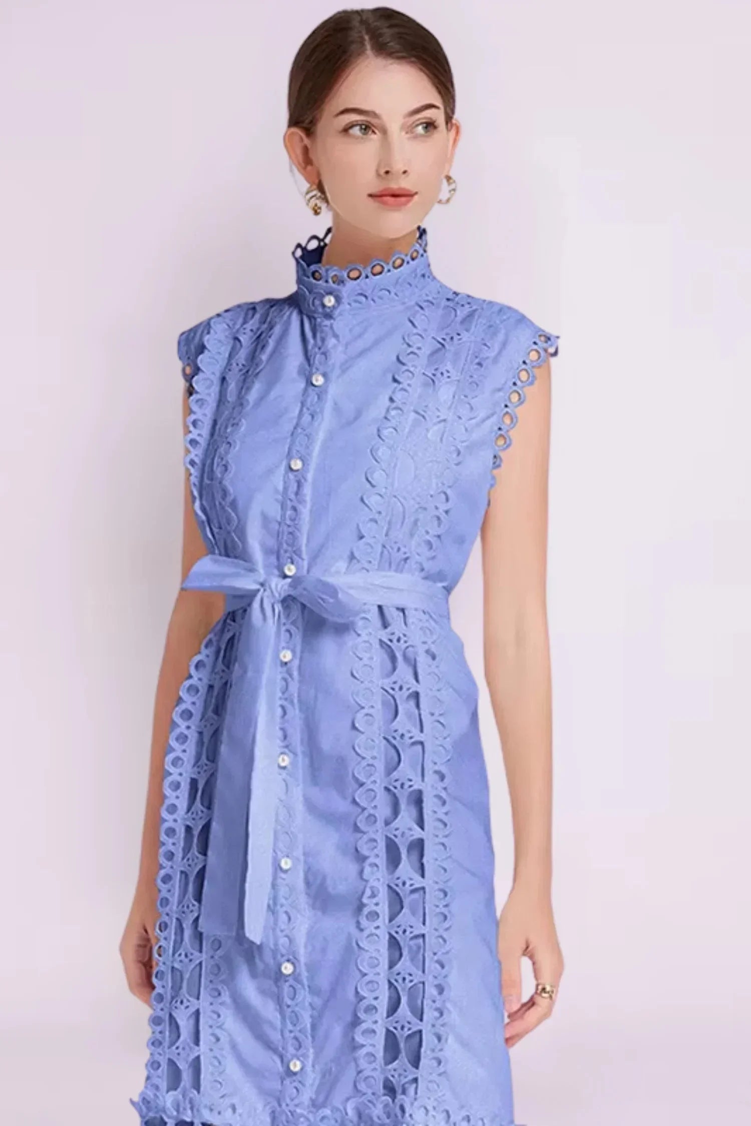 Robe midi noire sans manches avec dentelle et ceinture | ROBEMODE