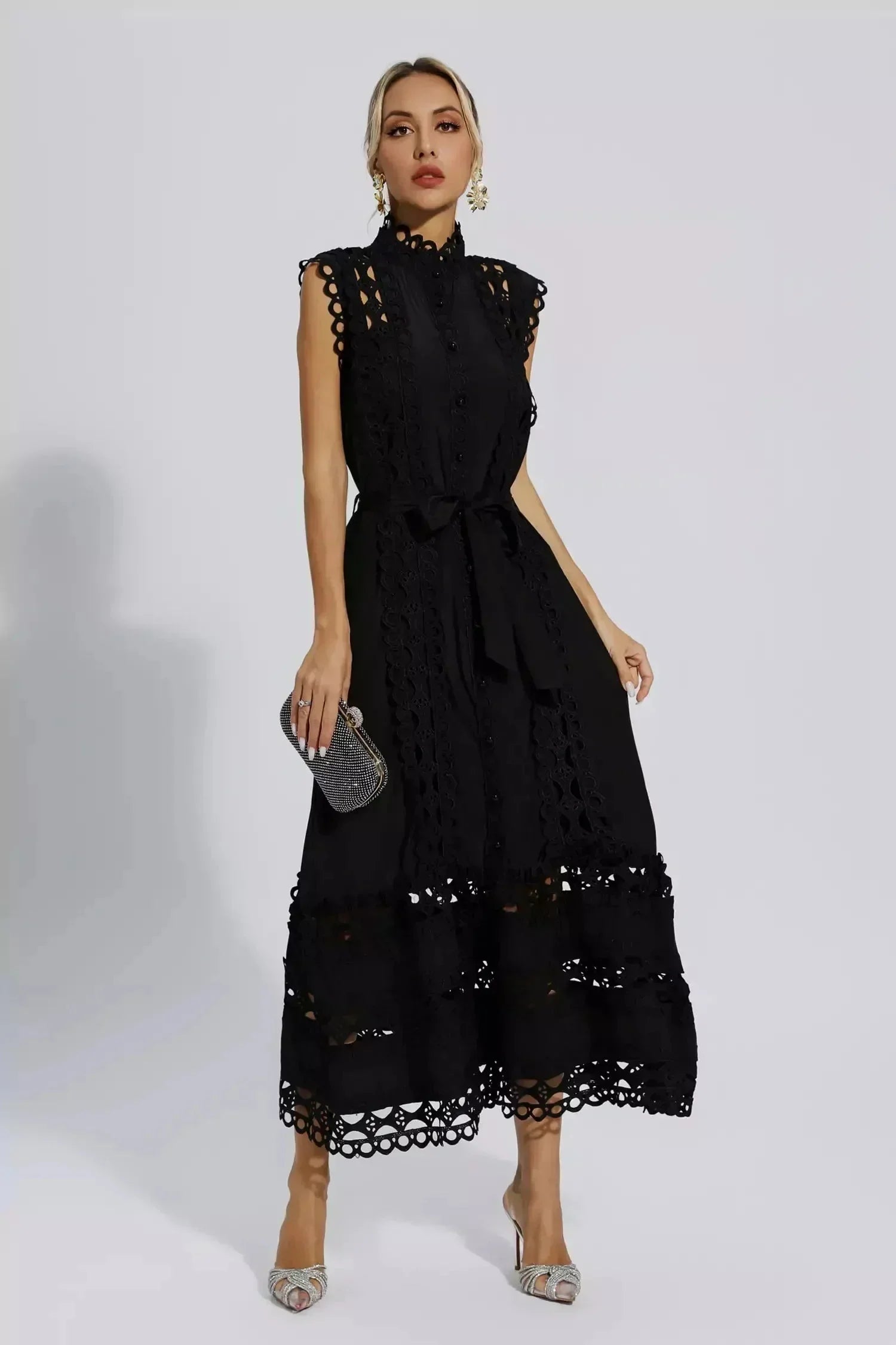 Robe midi noire sans manches avec dentelle et ceinture | ROBEMODE