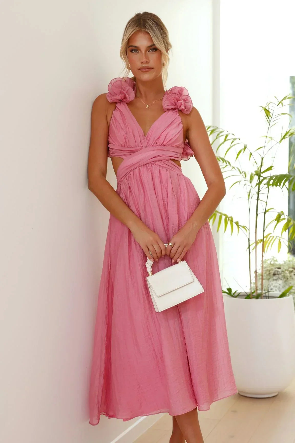 Robe midi femme rose avec volants sur les épaules | Coupe féminine + Style élégant + Facile à accessoiriser – ROBEMODE