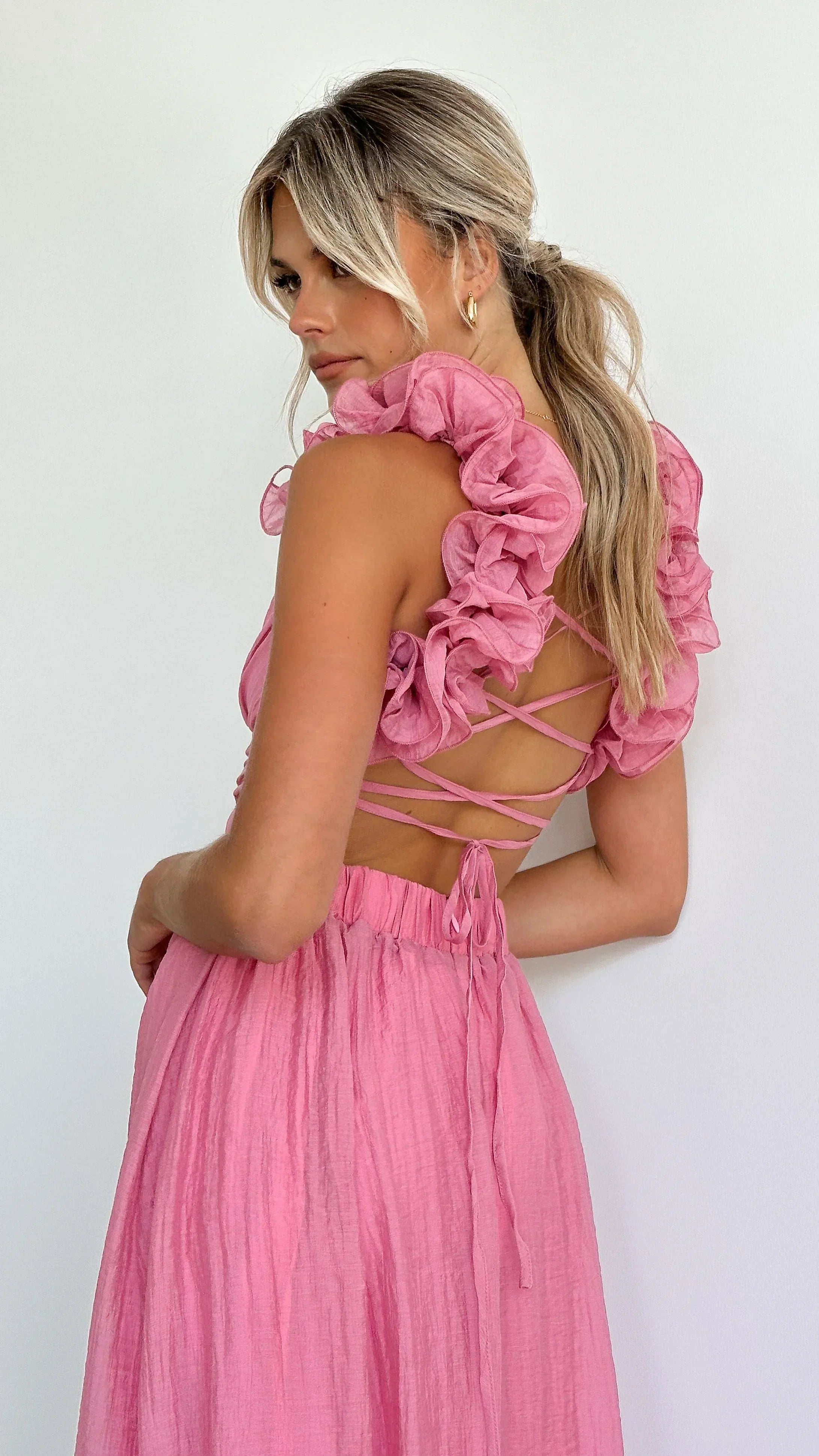 Robe midi femme rose avec volants sur les épaules | Coupe féminine + Style élégant + Facile à accessoiriser – ROBEMODE