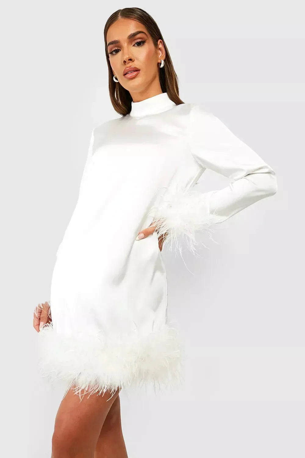 Robe Courte Blanche Plumes Manches Longues Soirée | ROBEMODE