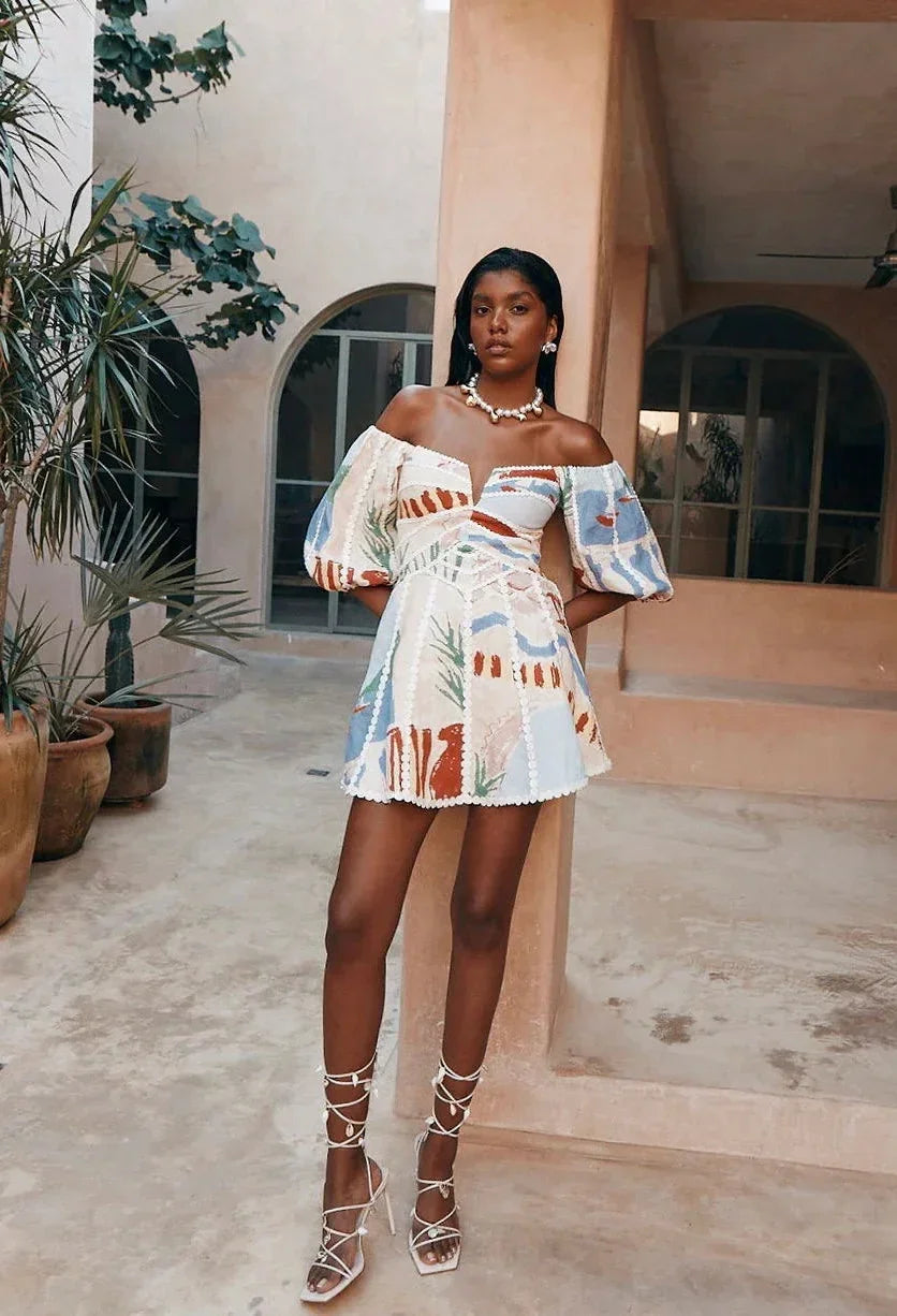 Robe courte à motif coloré épaules dénudées été