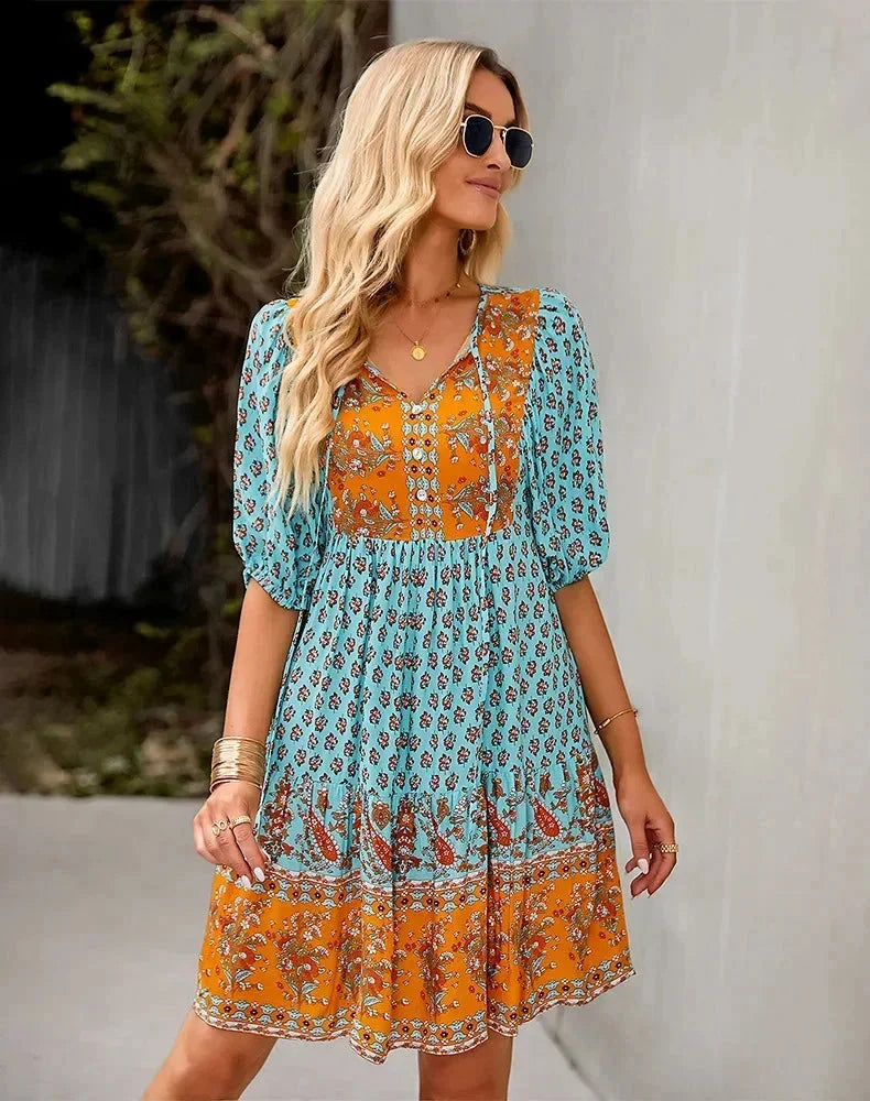 Robe courte bohème à motifs col V manches courtes étés | Coupe féminine + Style élégant + Facile à accessoiriser – ROBEMODE