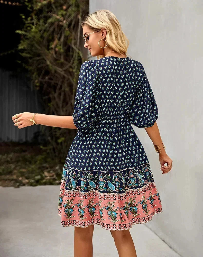 Robe courte bohème à motifs col V manches courtes étés | Coupe féminine + Style élégant + Facile à accessoiriser – ROBEMODE