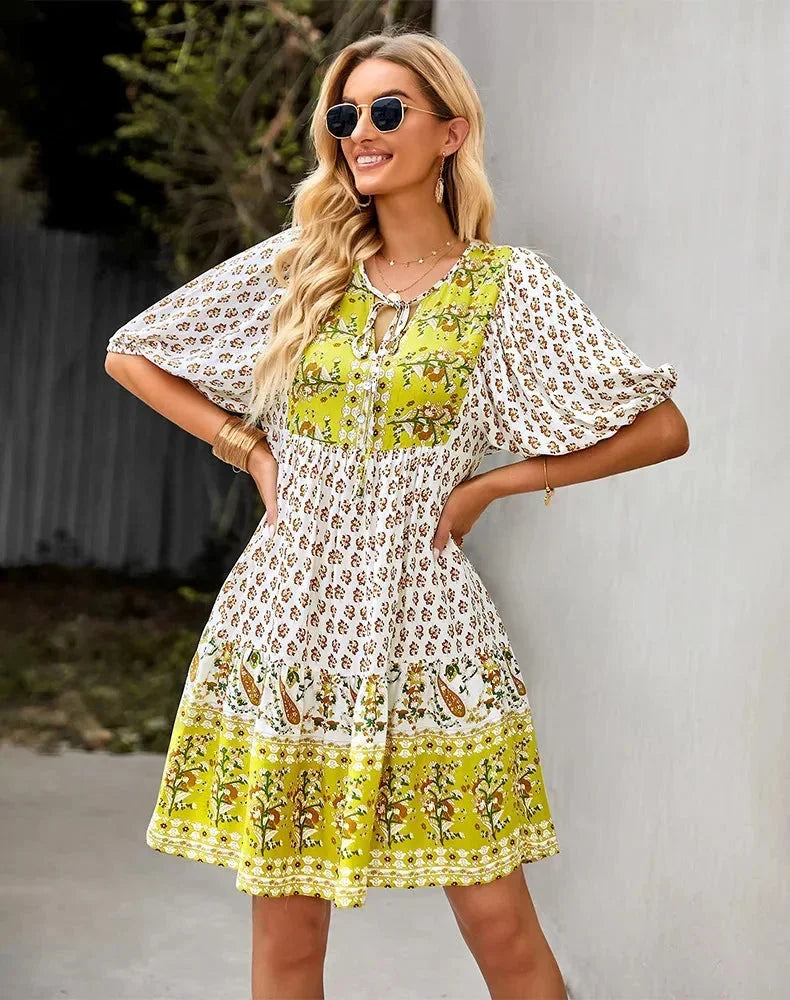 Robe courte bohème à motifs col V manches courtes étés | Coupe féminine + Style élégant + Facile à accessoiriser – ROBEMODE