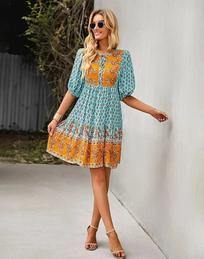 Robe courte bohème à motifs col V manches courtes étés | Coupe féminine + Style élégant + Facile à accessoiriser – ROBEMODE