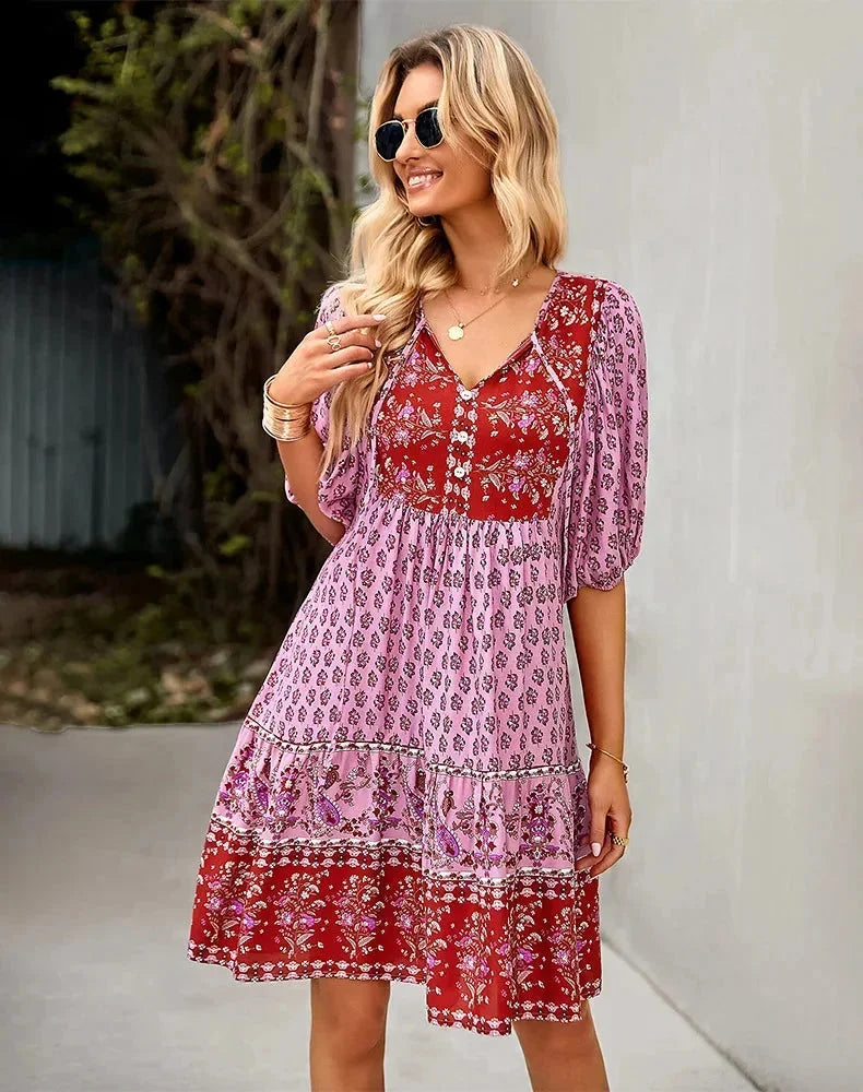 Robe courte bohème à motifs col V manches courtes étés | Coupe féminine + Style élégant + Facile à accessoiriser – ROBEMODE