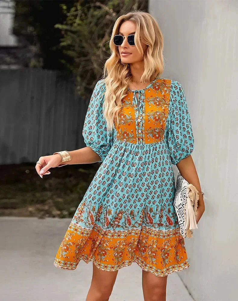Robe courte bohème à motifs col V manches courtes étés | Coupe féminine + Style élégant + Facile à accessoiriser – ROBEMODE