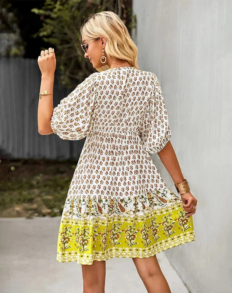 Robe courte bohème à motifs col V manches courtes étés | Coupe féminine + Style élégant + Facile à accessoiriser – ROBEMODE