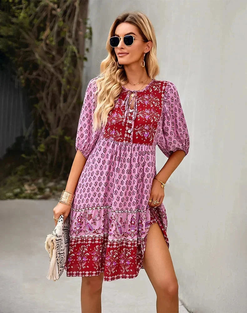 Robe courte bohème à motifs col V manches courtes étés | Coupe féminine + Style élégant + Facile à accessoiriser – ROBEMODE