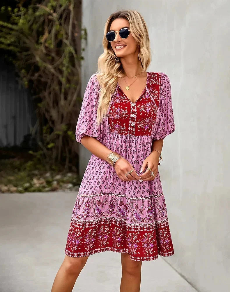 Robe courte bohème à motifs col V manches courtes étés | Coupe féminine + Style élégant + Facile à accessoiriser – ROBEMODE
