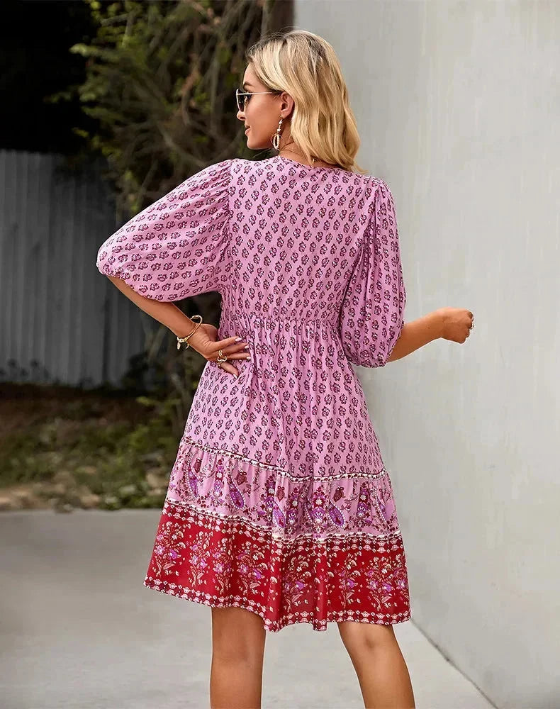 Robe courte bohème à motifs col V manches courtes étés | Coupe féminine + Style élégant + Facile à accessoiriser – ROBEMODE