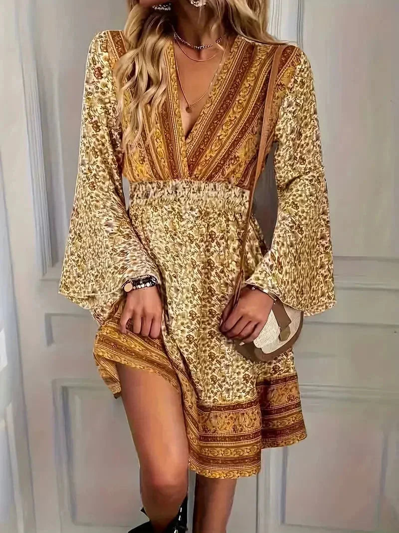 Robe courte boho imprimée dorée manches cloche décolleté | ROBEMODE