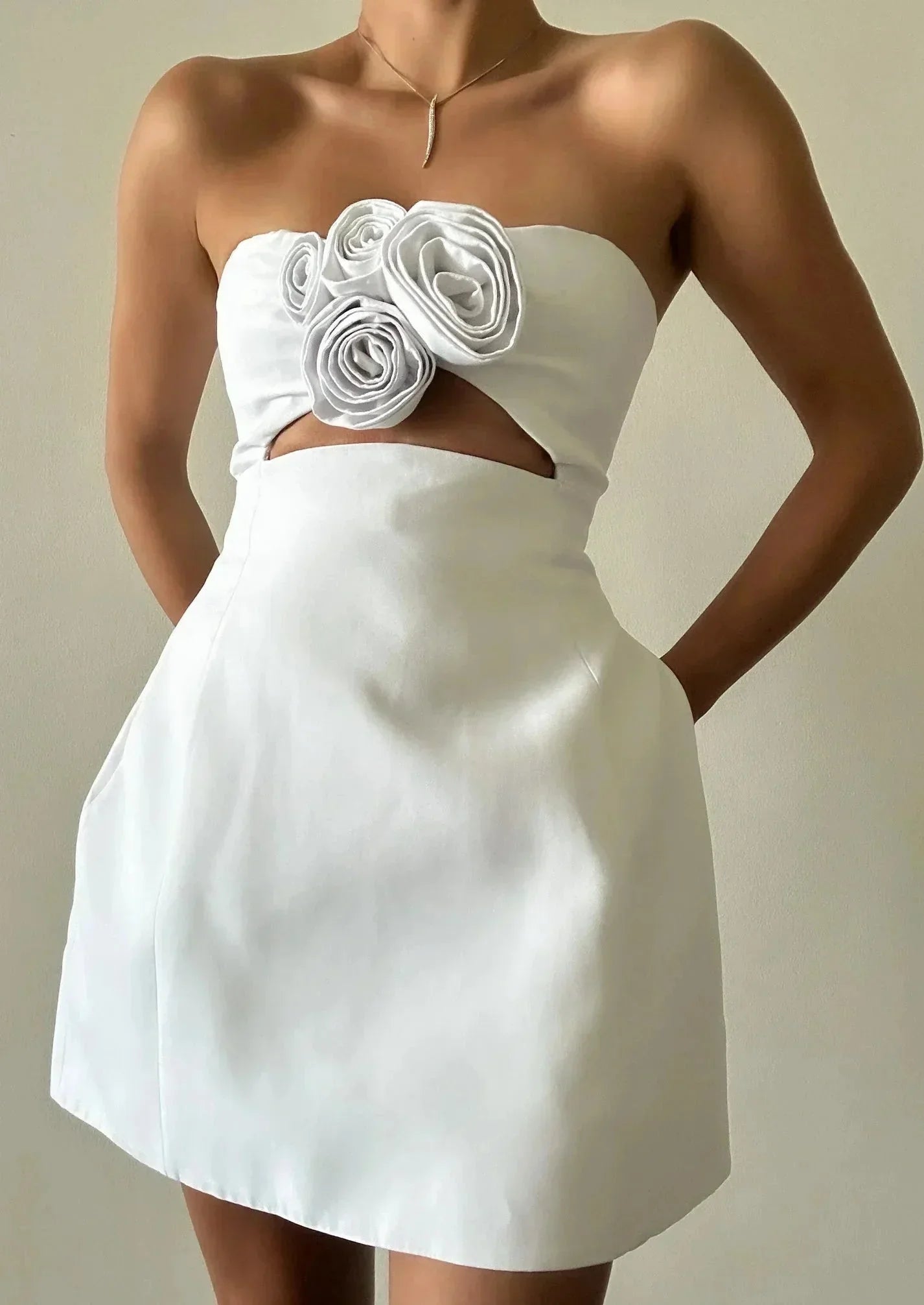 Robe courte bustier femme avec découpe florale soirée | Coupe féminine + Style élégant + Facile à accessoiriser – ROBEMODE