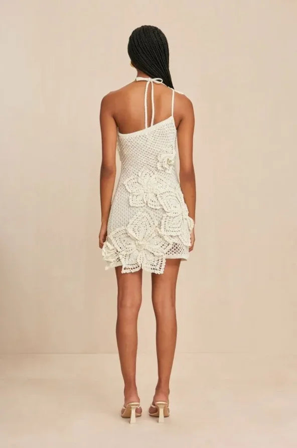 Robe courte crochet blanche avec fleurs et volants | ROBEMODE