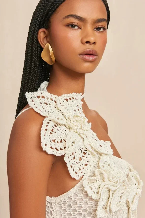 Robe courte crochet blanche avec fleurs et volants | ROBEMODE