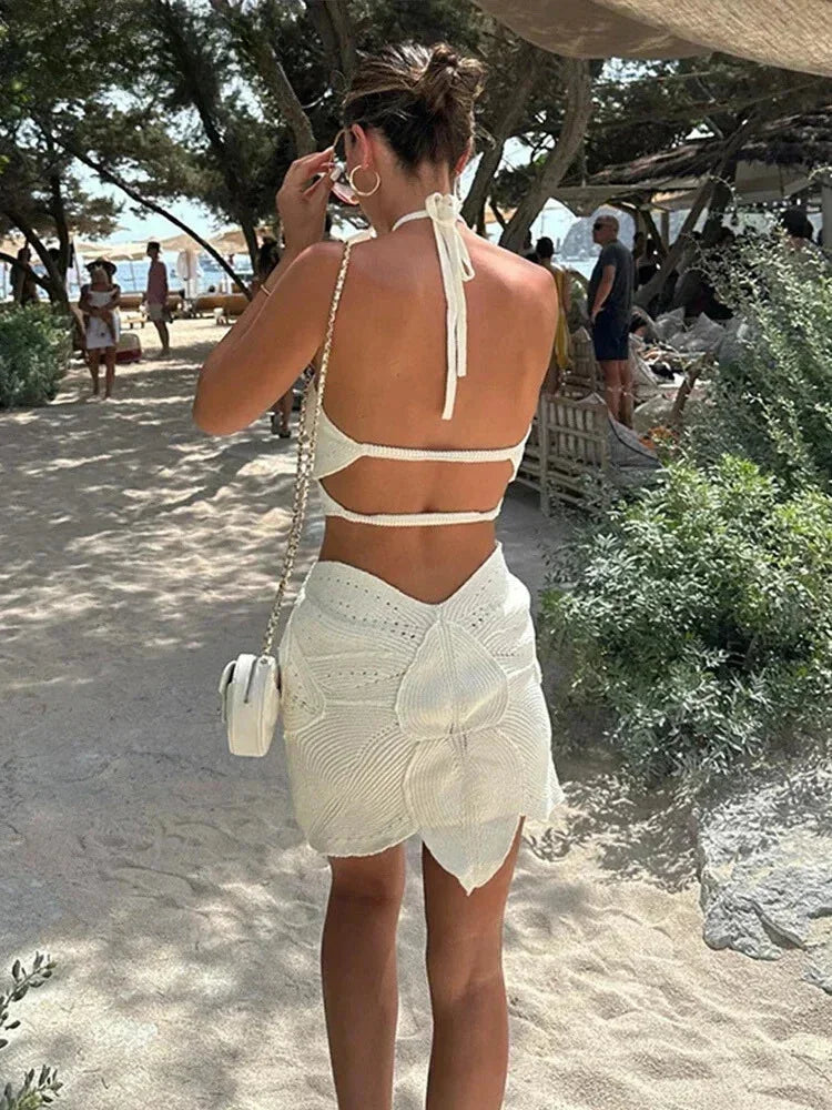 Robe courte femme crochet avec découpes et fleurs décoratives | ROBEMODE