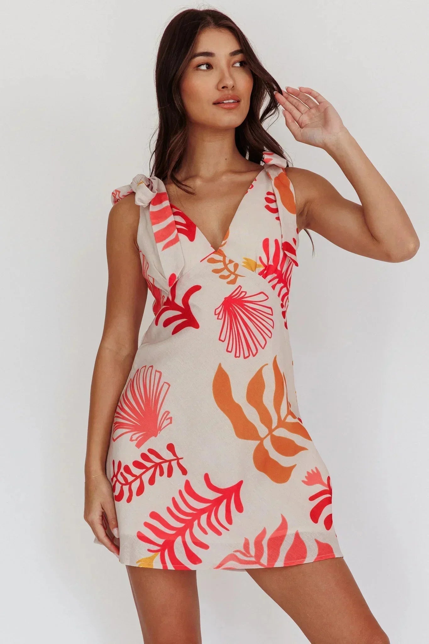 Robe courte imprimée tropicale col V épaule nouée | ROBEMODE