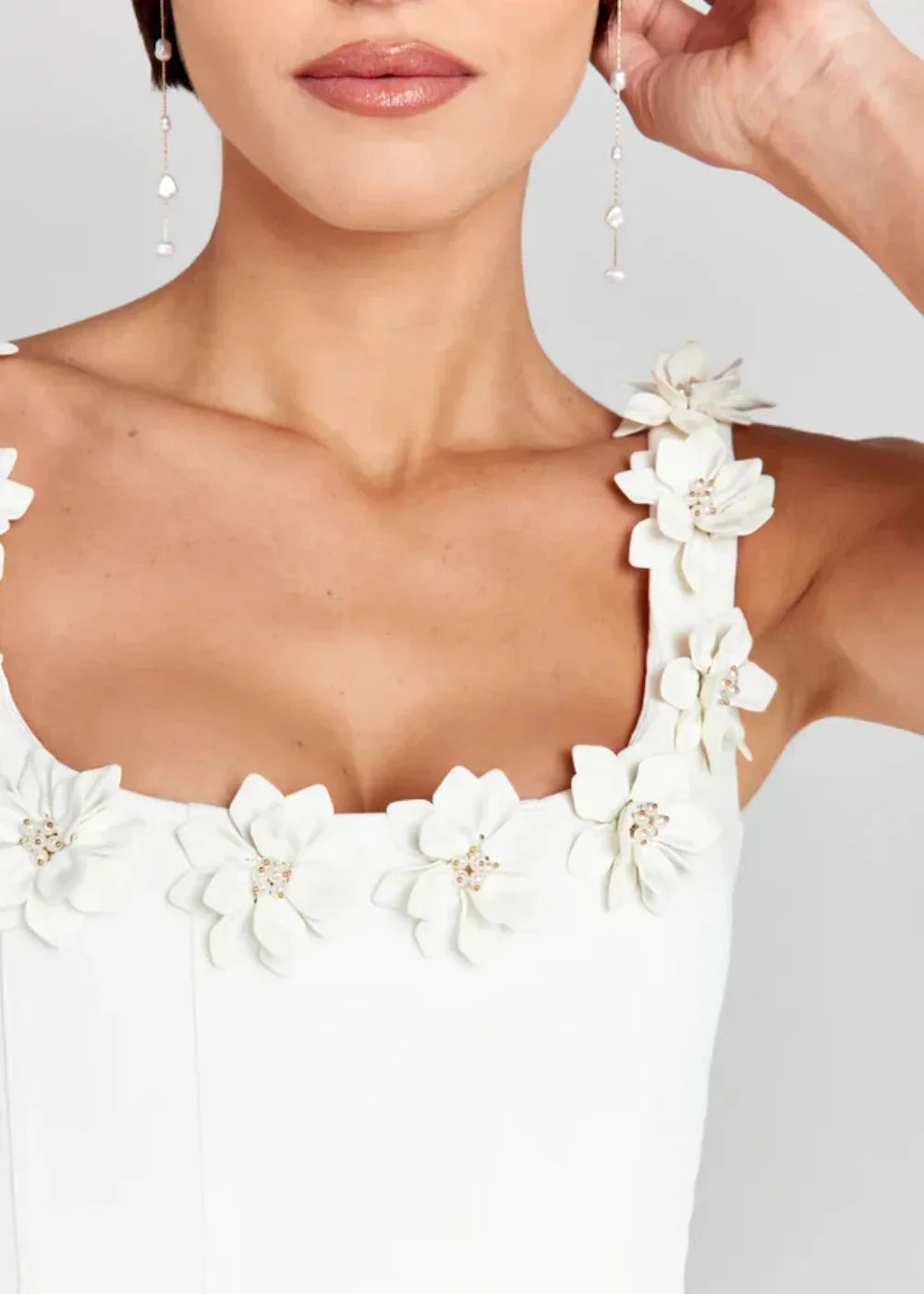 Robe courte femme noire avec broderies florales blanches | Coupe féminine + Style élégant + Facile à accessoiriser – ROBEMODE