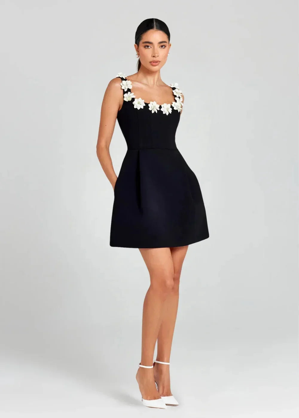 Robe courte femme noire avec broderies florales blanches | Coupe féminine + Style élégant + Facile à accessoiriser – ROBEMODE