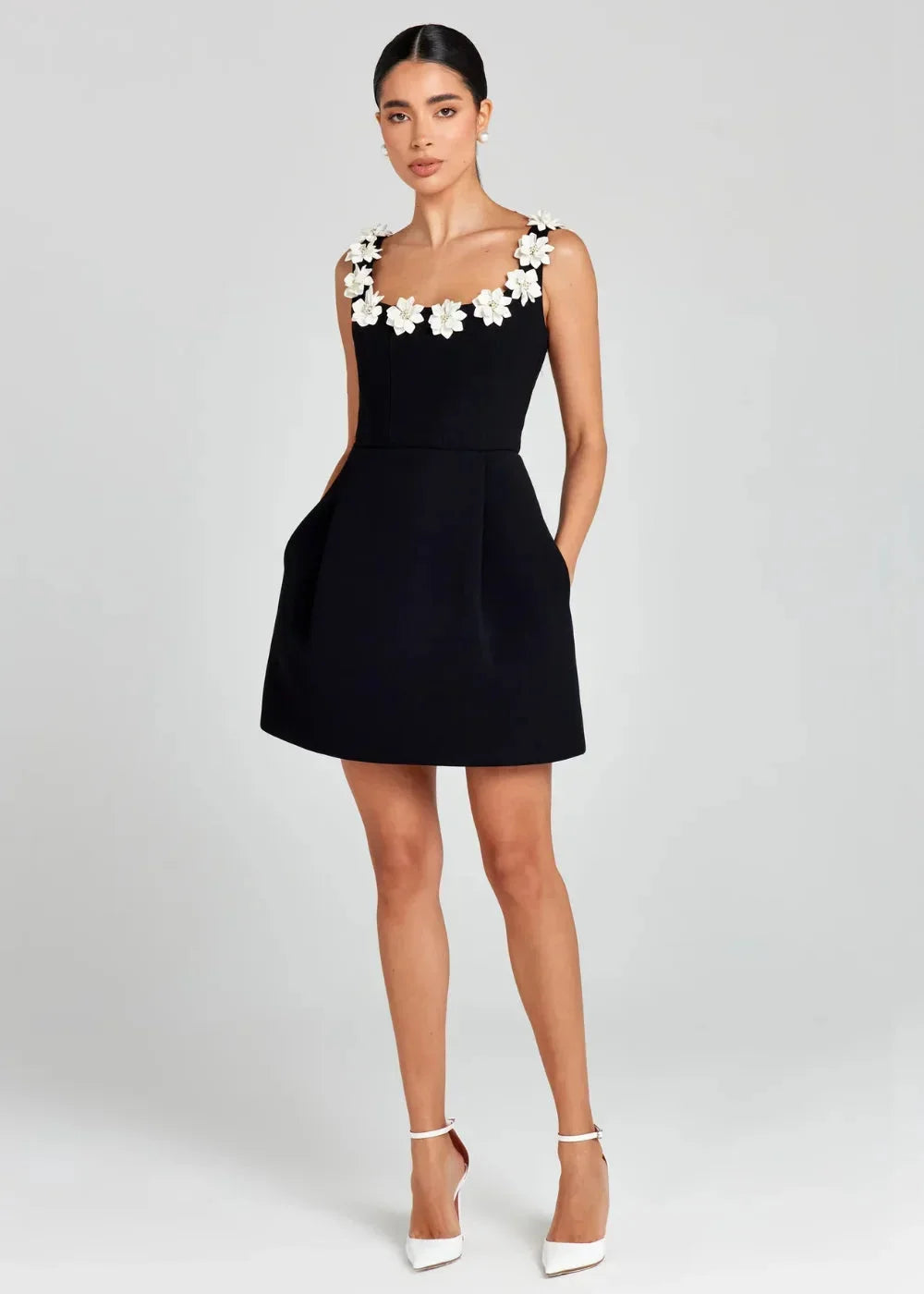 Robe courte femme noire avec broderies florales blanches | Coupe féminine + Style élégant + Facile à accessoiriser – ROBEMODE