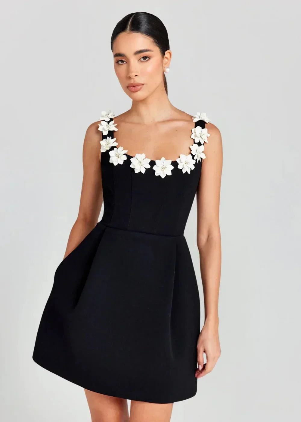 Robe courte femme noire avec broderies florales blanches | Coupe féminine + Style élégant + Facile à accessoiriser – ROBEMODE