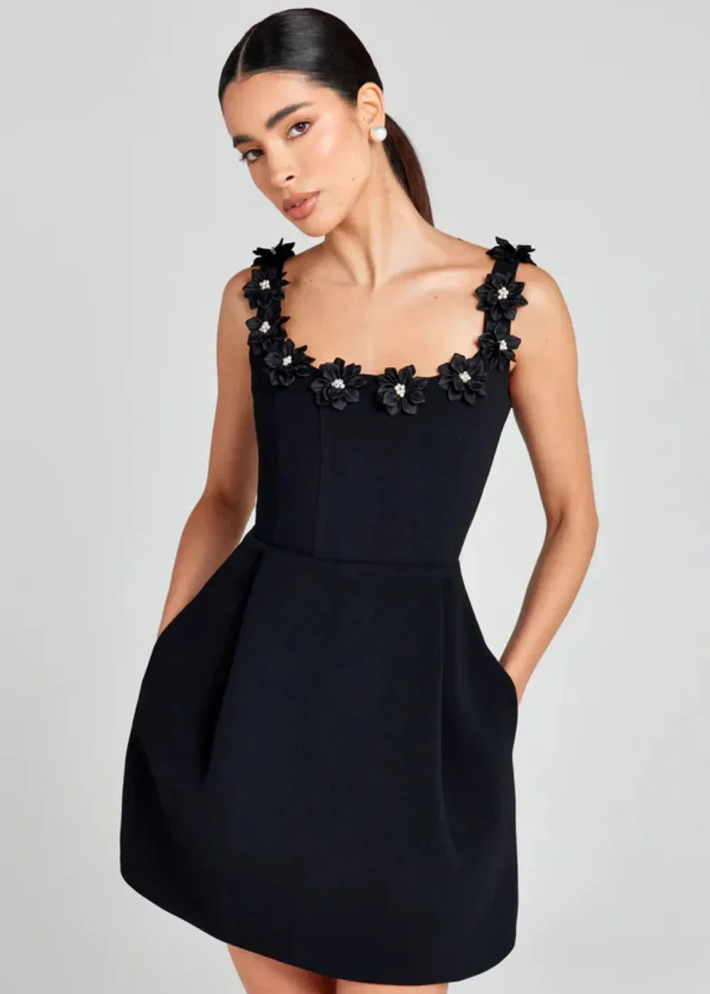 Robe courte femme noire avec broderies florales blanches | Coupe féminine + Style élégant + Facile à accessoiriser – ROBEMODE