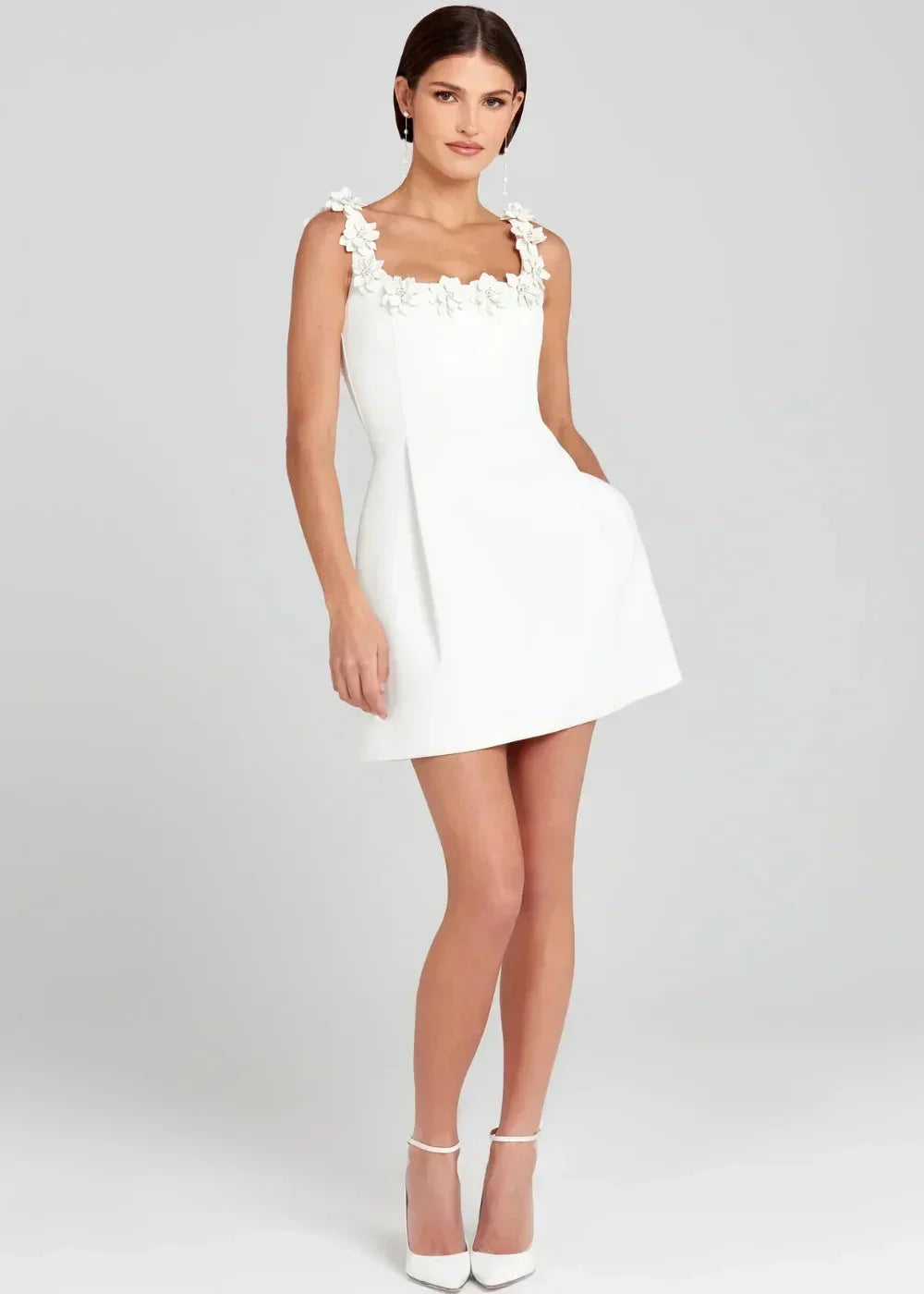 Robe courte femme noire avec broderies florales blanches | Coupe féminine + Style élégant + Facile à accessoiriser – ROBEMODE