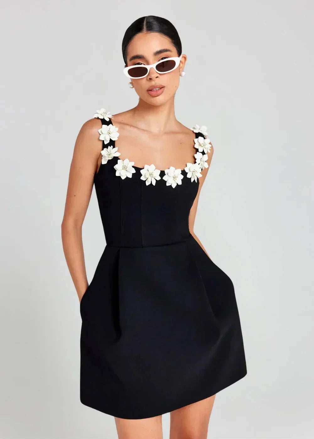 Robe courte femme noire avec broderies florales blanches | Coupe féminine + Style élégant + Facile à accessoiriser – ROBEMODE