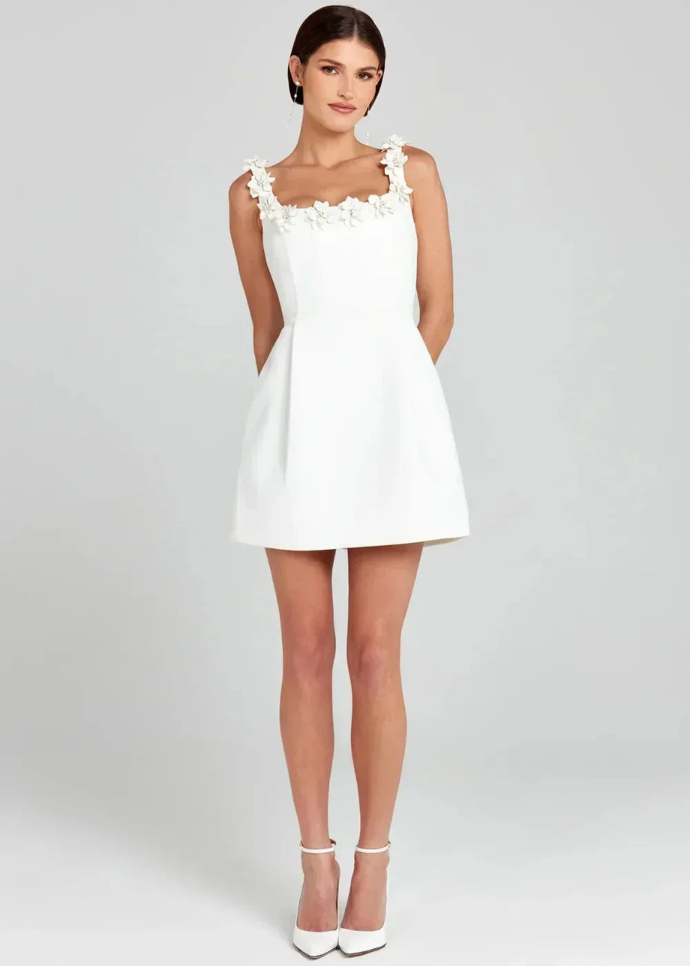 Robe courte femme noire avec broderies florales blanches | Coupe féminine + Style élégant + Facile à accessoiriser – ROBEMODE
