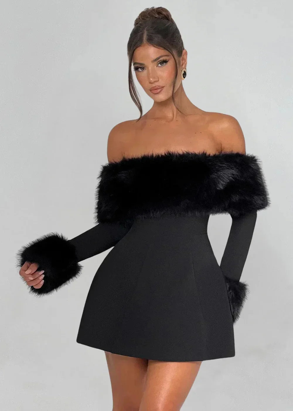 Robe Courte Noire Épaules Nues Détail Fourrure | ROBEMODE