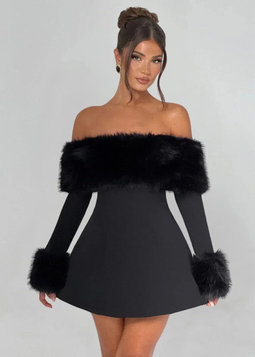 Robe Courte Noire Épaules Nues Détail Fourrure | ROBEMODE