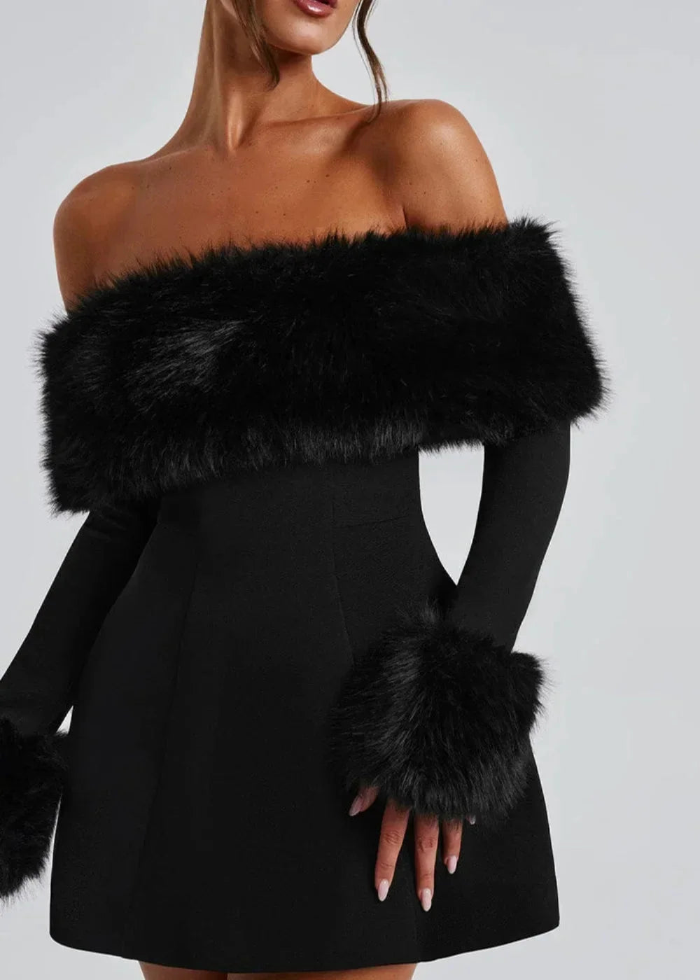 Robe Courte Noire Épaules Nues Détail Fourrure | ROBEMODE