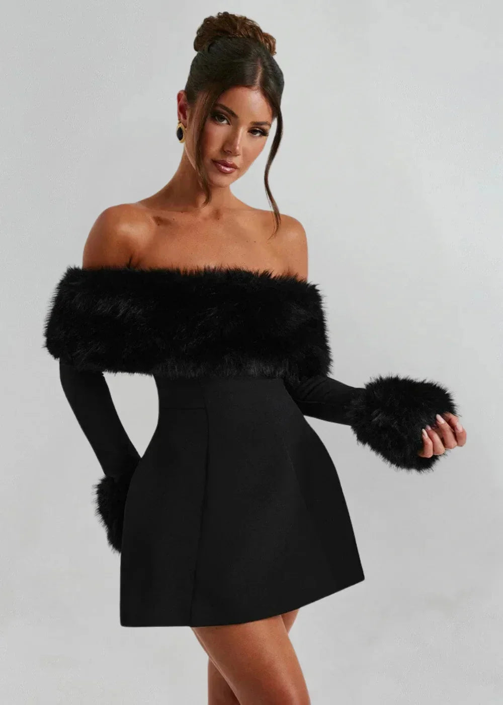 Robe Courte Noire Épaules Nues Détail Fourrure | ROBEMODE